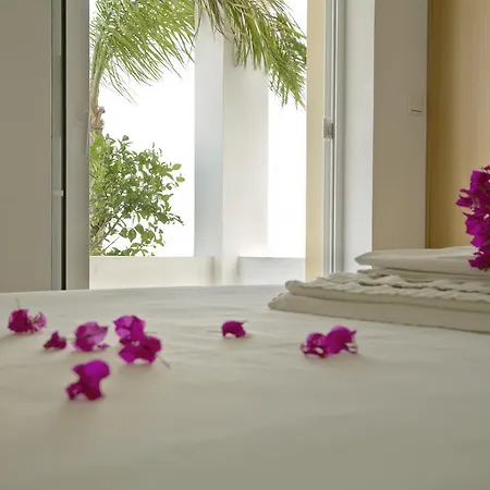 Aparthotel Lambis &